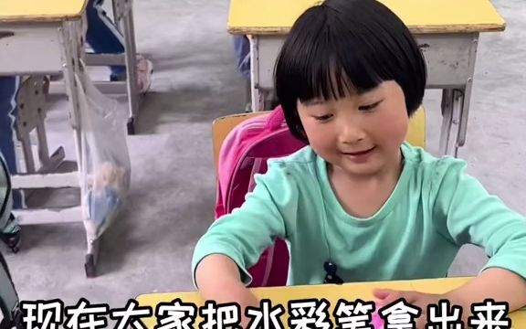 [图]【乡村教师】孩子们从没上过美术课，山区的学校也没有美术老师。他们经常像个小跟屁虫一样跟在我后面问：“媛媛老师什么时候能给我们上美术课