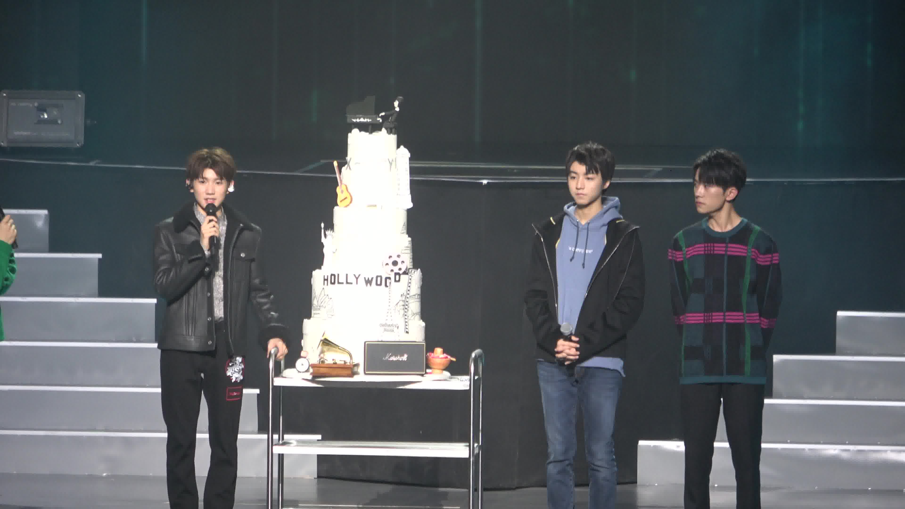 171120 王源十七岁生日会 - 送蛋糕环节,《骄傲》【正面视角】