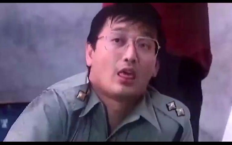 曹查理当队长,从坡上滚下,陈百祥瞄好位置把棍子插地上,好搞笑