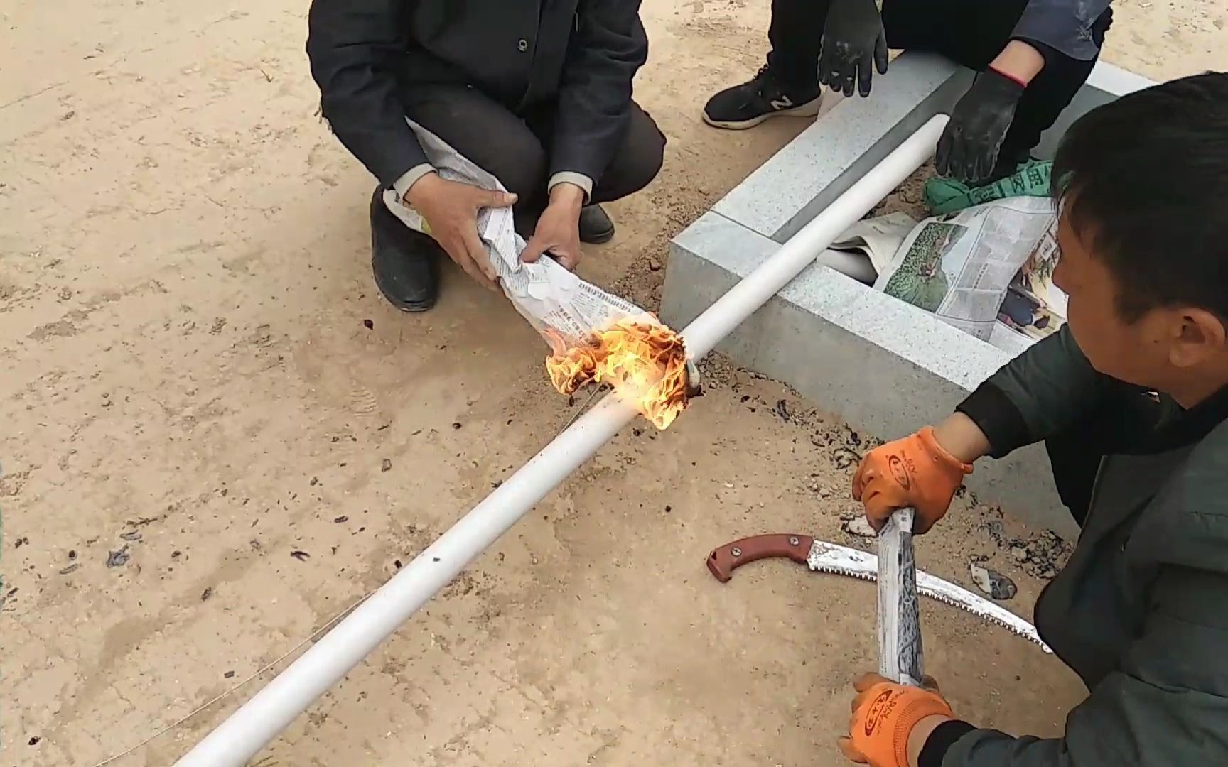 这种土方法弯50pvc管也不错,带你走进预埋管道施工现场