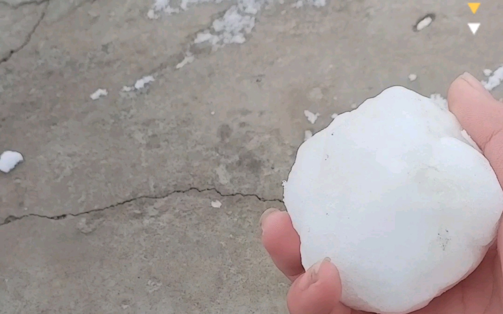 冬天了,砸个雪球玩!