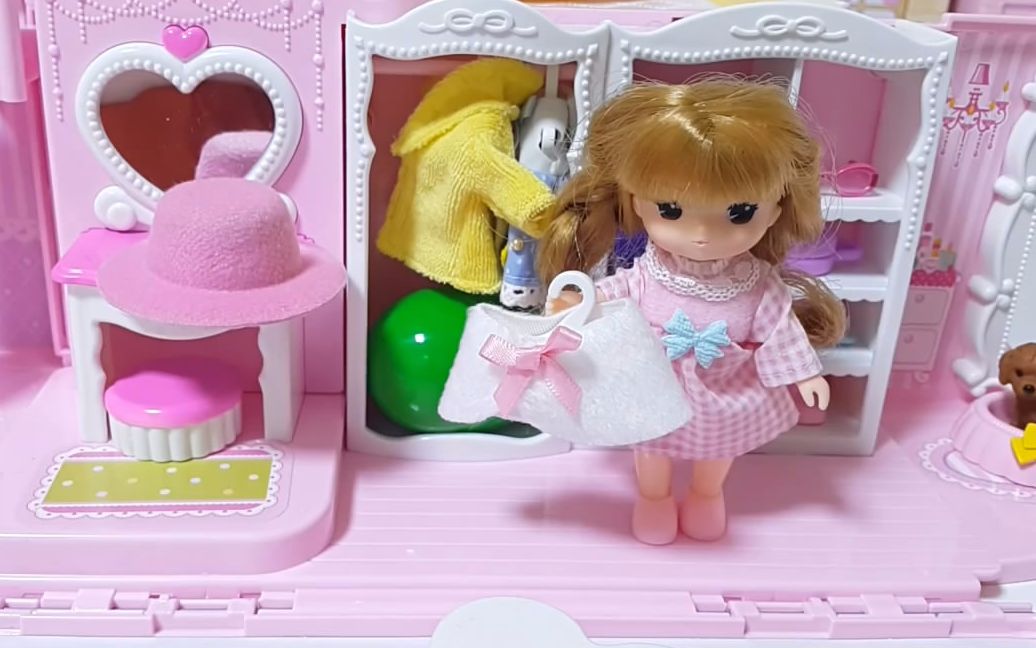 小女孩过家家发现一个手提包,打开里面藏着奇趣蛋