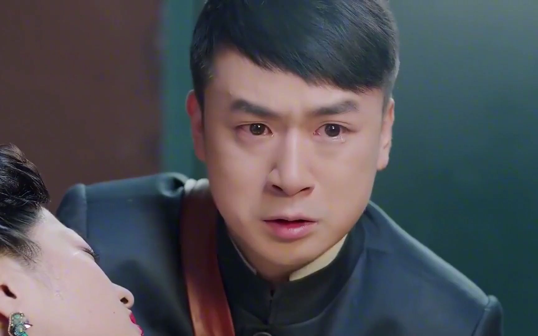 乱世危情:特务想要偷袭小伙,美女替小伙挡刀被割喉,太惨了!