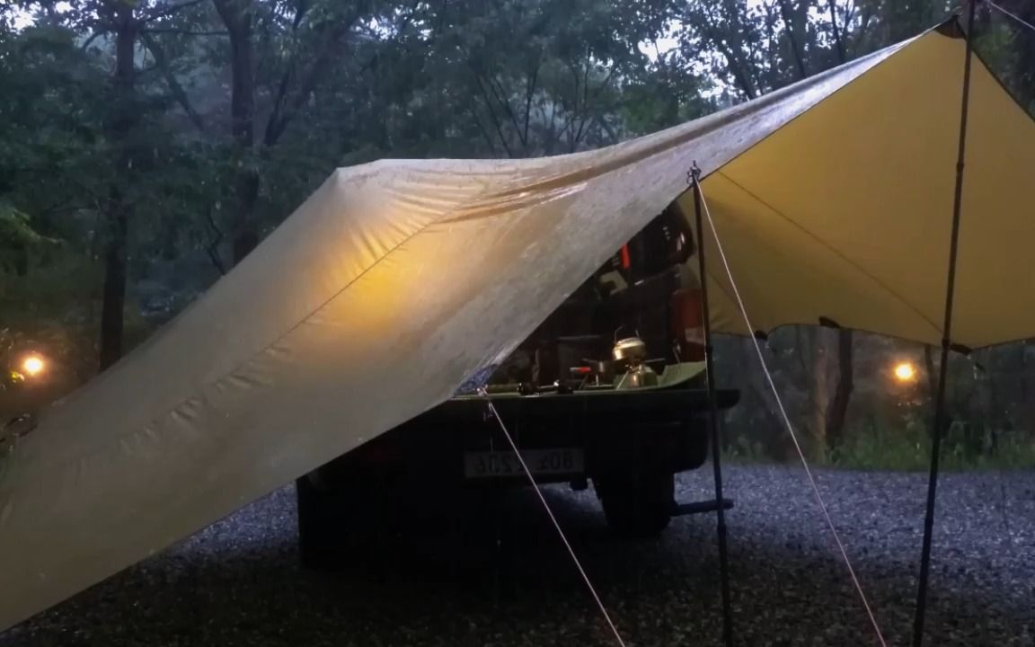 小姐姐独身一人,自驾露营,野外大雨,湿身搭建营地,安静的雨夜只有雨声