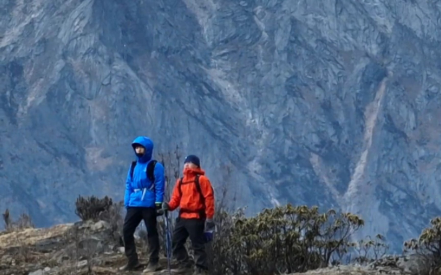 [图]大山在背后拔地而起 如“利刃”直冲云霄 网友：各自奔赴 顶峰相见