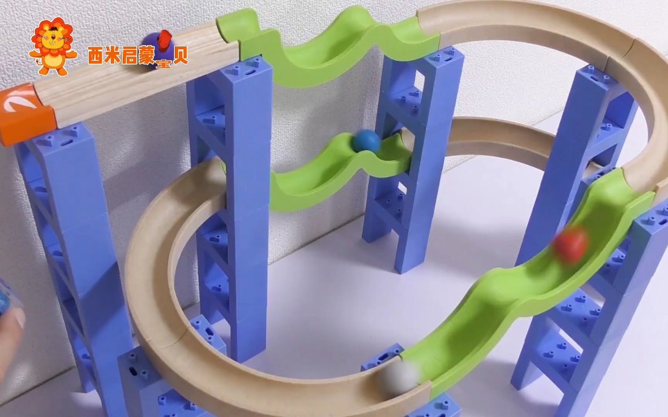 轨道弹珠游戏:这样的过山车轨道玩弹珠是不是特别的有趣呢?
