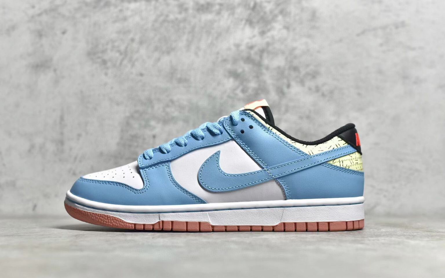 耐克欧文联名 kyrie irving x nike dunk low 白蓝低帮板鞋货号dn4179