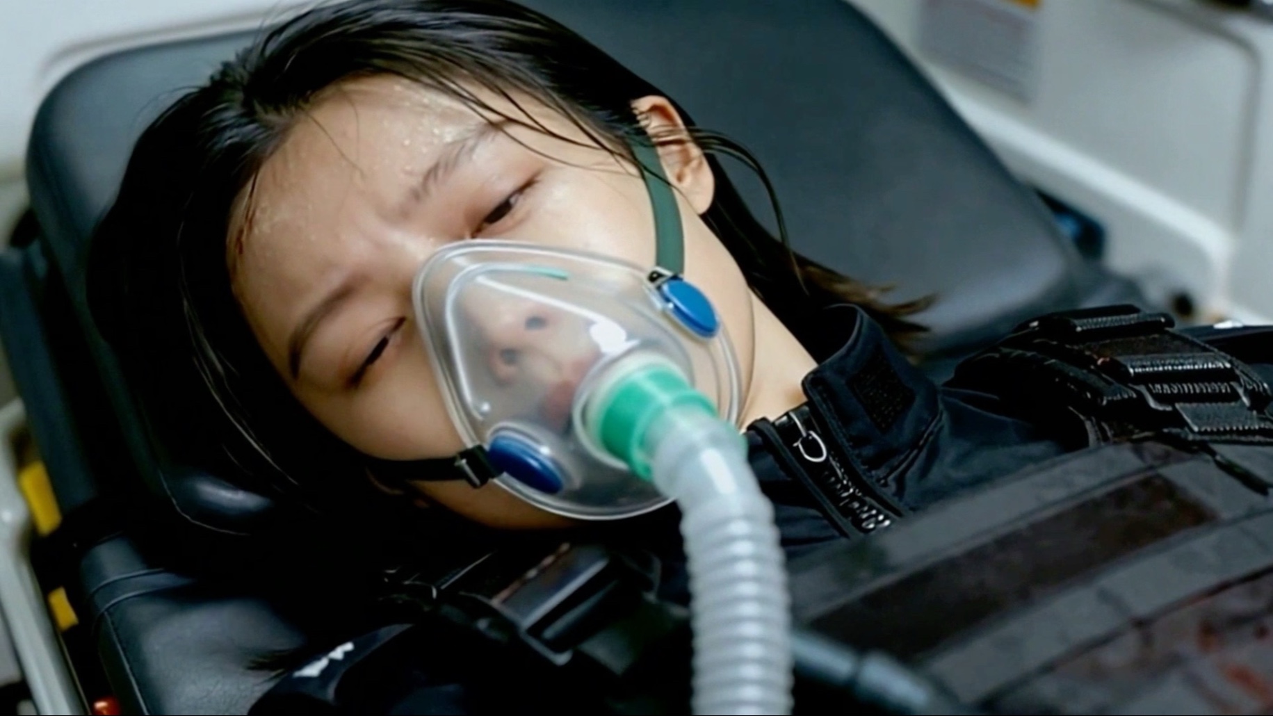 女警员腹部中枪,在救护车上昏迷