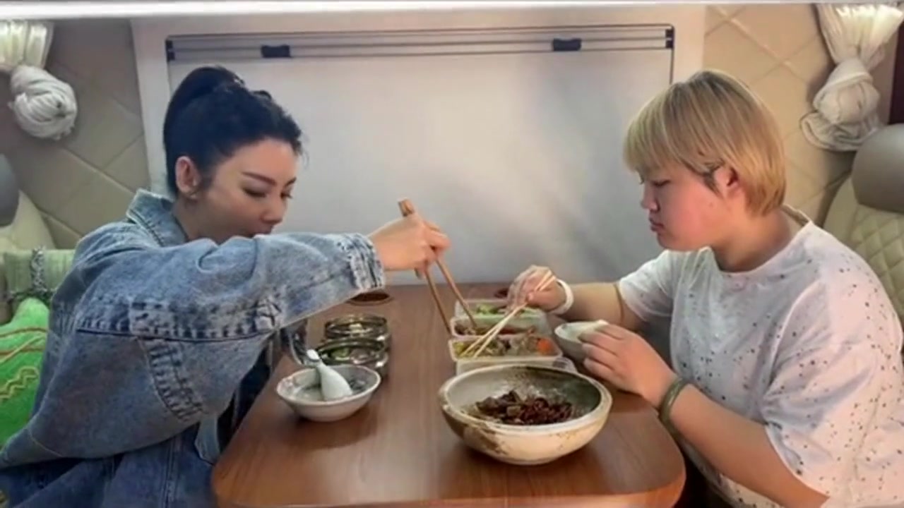 【减肥动力】明星和助理吃饭的时候,为了减肥只好委屈自己,心疼女神三