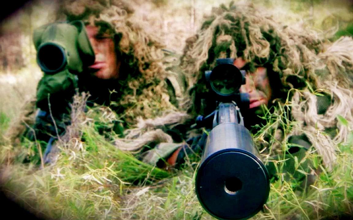 穿吉利服狙击手有多恐怖?救下了重伤战友依然逃不过一枪爆头!