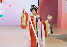 Скачать видео: 一起感受一下东方美学中华服饰，Chinajoy2024洛裳华服新秀大赛汉服走秀