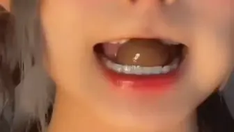 宝贝闺女喜欢吃蛋蛋