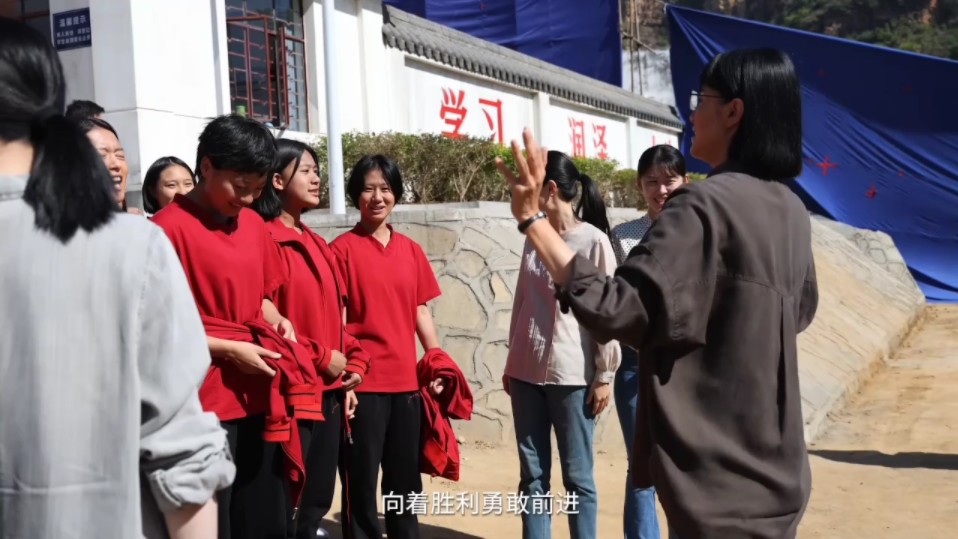 《山花烂漫时》花絮,张老师指挥领唱两不误,虽然没开拍,但大家唱的很投入~哔哩哔哩bilibili