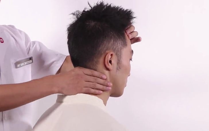 【中医推拿】肩颈疼痛调理丨施术法-颈部-1拿颈项法