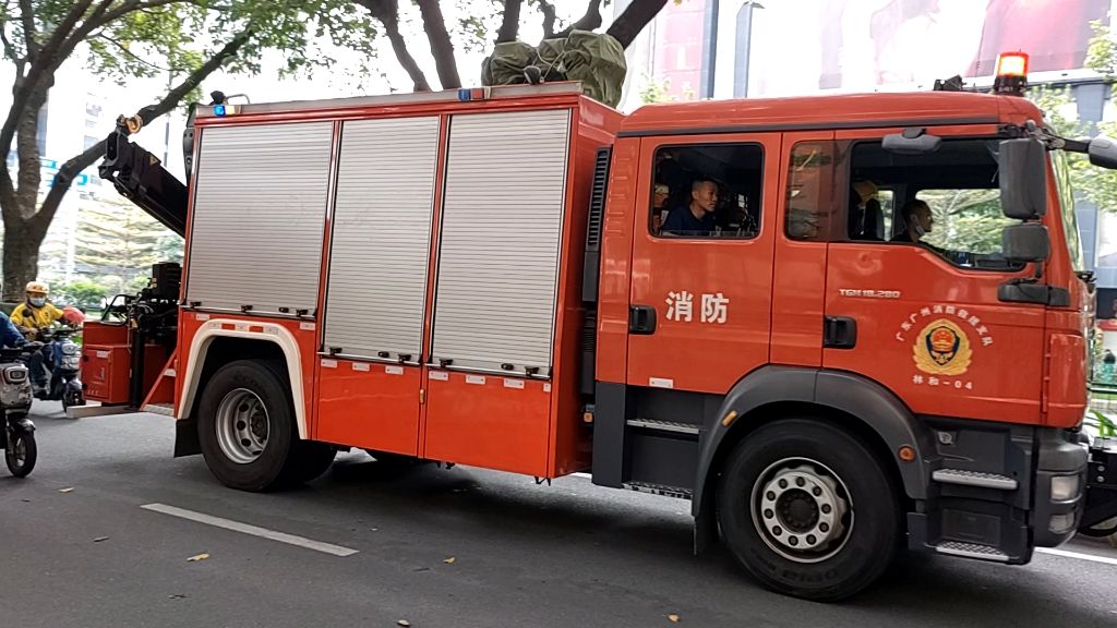 fire engine outside the book store 書店外的消防車 2022.1.28