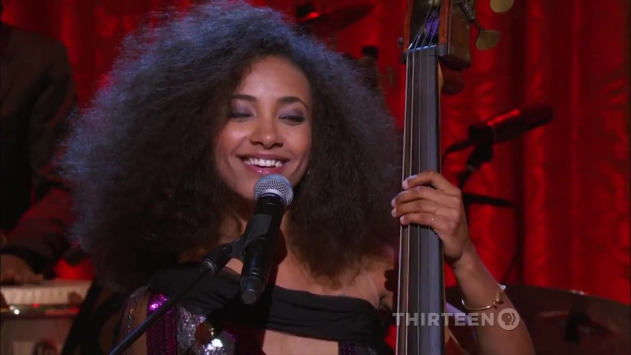 [图]令奥巴马夫妇连声称赞的倍大提琴拨弦弹唱: Esperanza Spalding: On The Sunny Side Of The Street