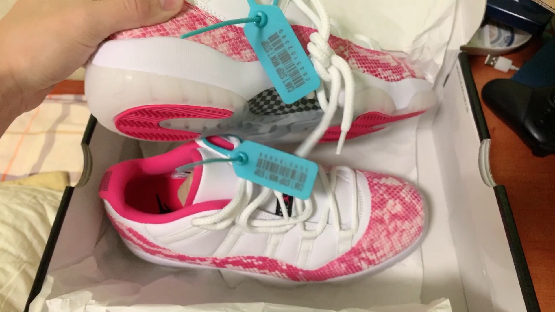 aj11粉蛇开箱,粉粉嫩嫩的少女配色