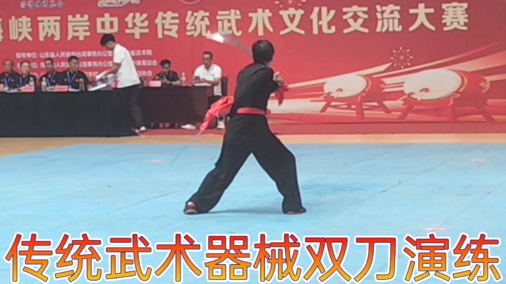 传统武术器械双刀演练