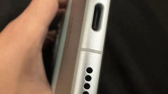 这就是遥遥领先的华为mate60pro 1t版 扬声器做工这样漆都不均匀 这和