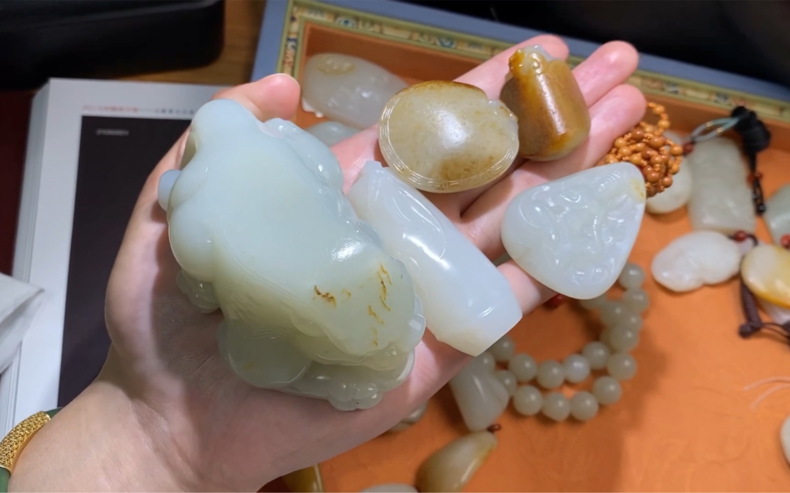 新疆和田玉籽料带沁皮和肉质为主的籽料,它们油性差别大.