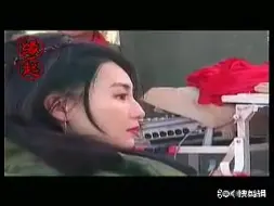 Download Video: 【花絮】《英雄》片场章子怡打伤张曼玉哭着跑走夜里送燕窝 张曼玉片场给人剪头发