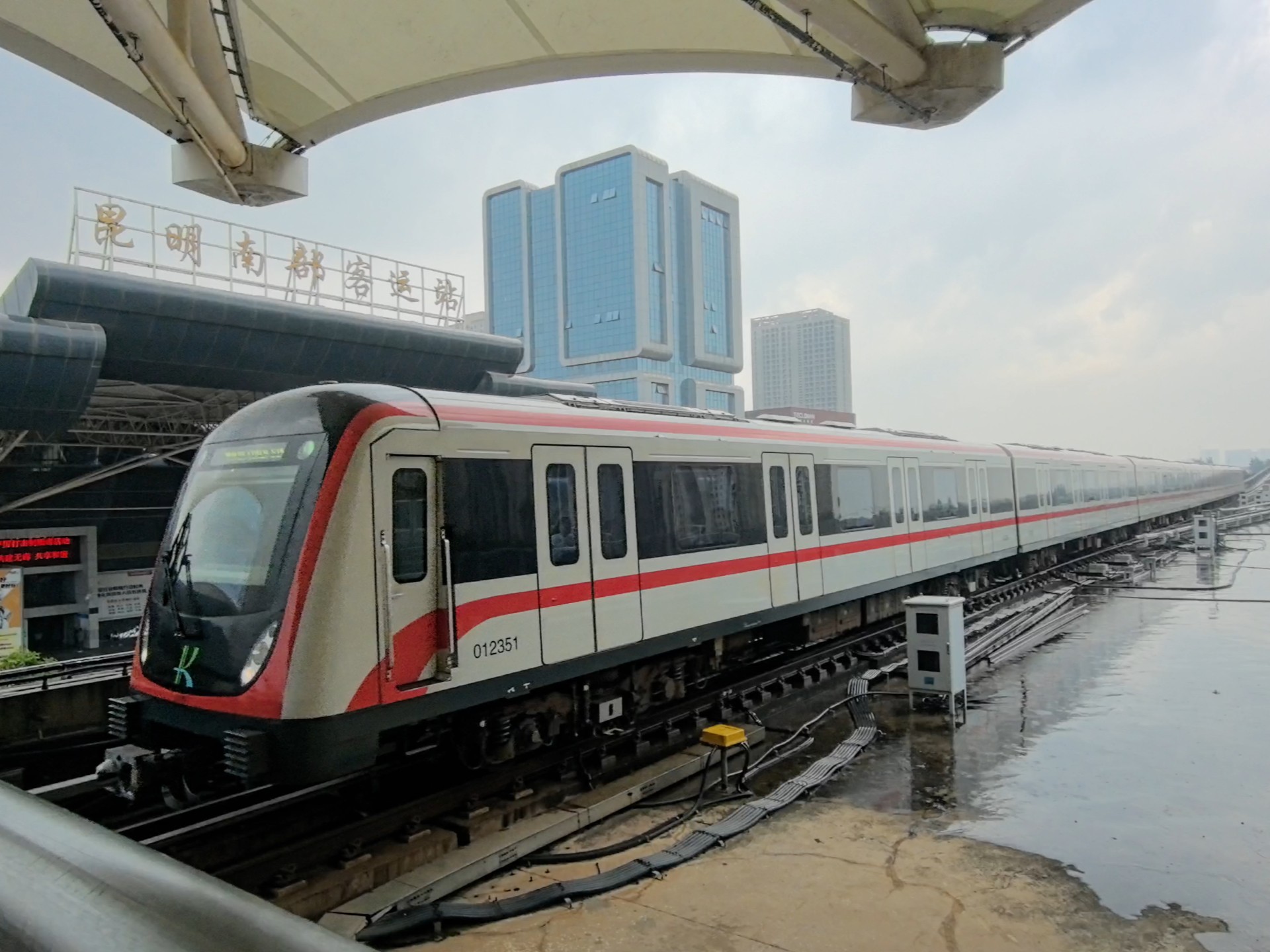 1号线南部汽车站列车进出站