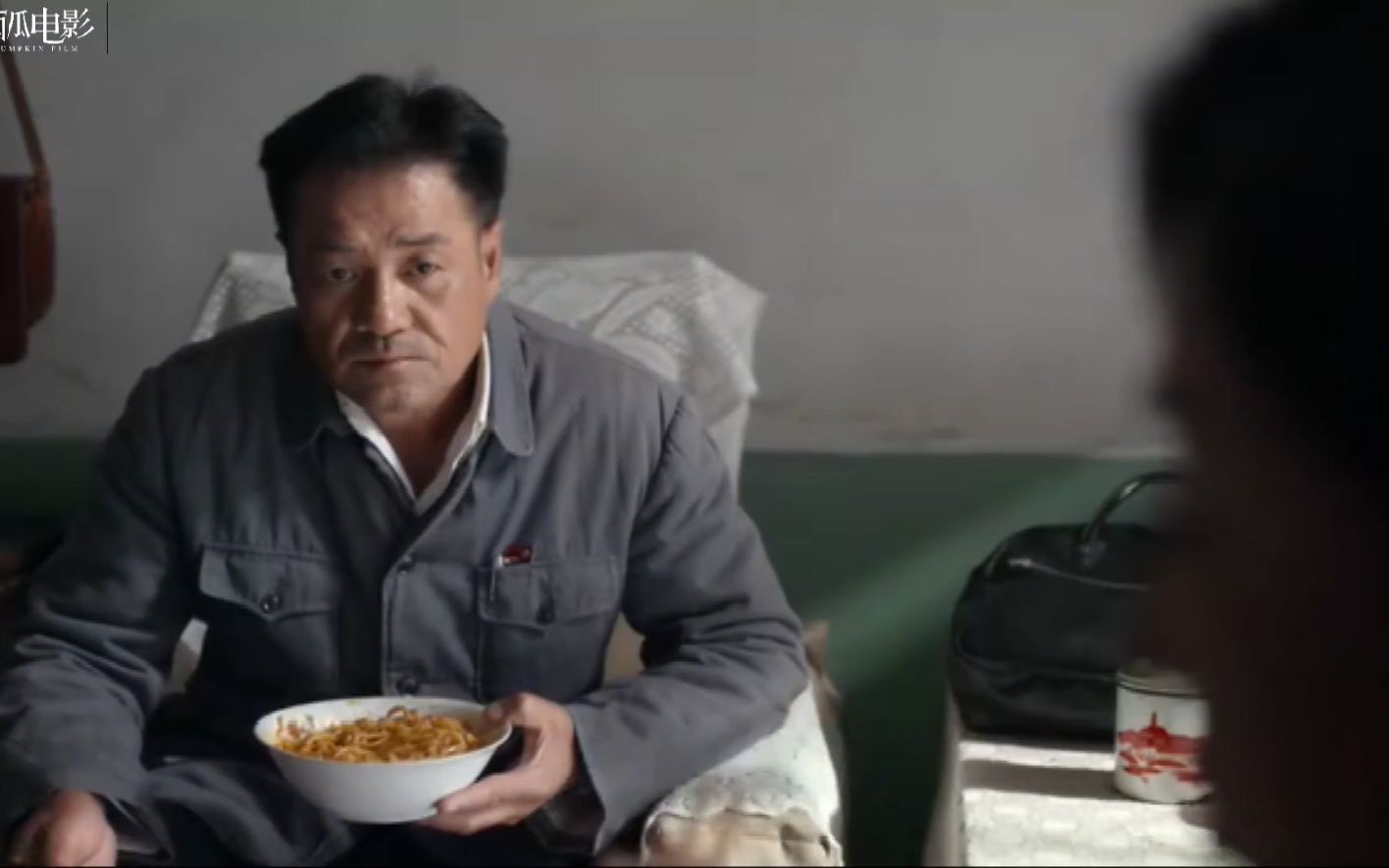 平凡的世界:田福军大口吃油泼面,再配上几颗蒜瓣,看着都馋人啊