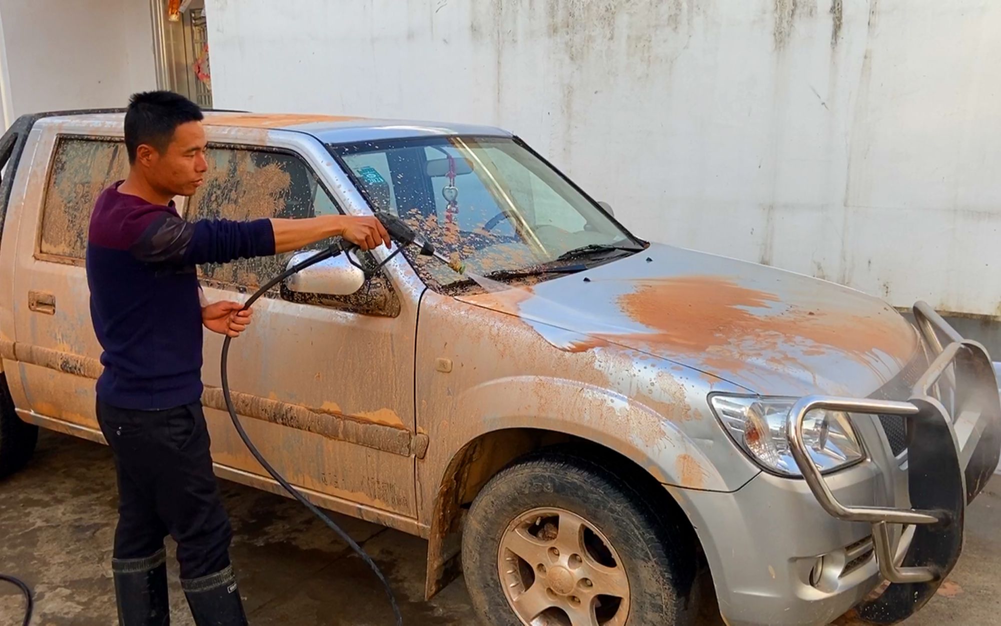 第一次见这么脏的皮卡车小伙用高压水枪洗车过程看着真舒服