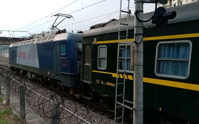 【怀化站】k137次下行接近怀化站,机后第一位为行李车