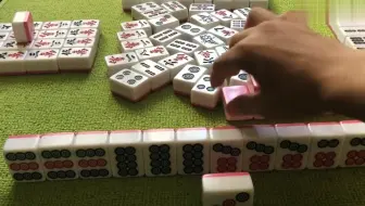 看一个大哥玩广东麻将，看他那手法绝对是个麻将高手