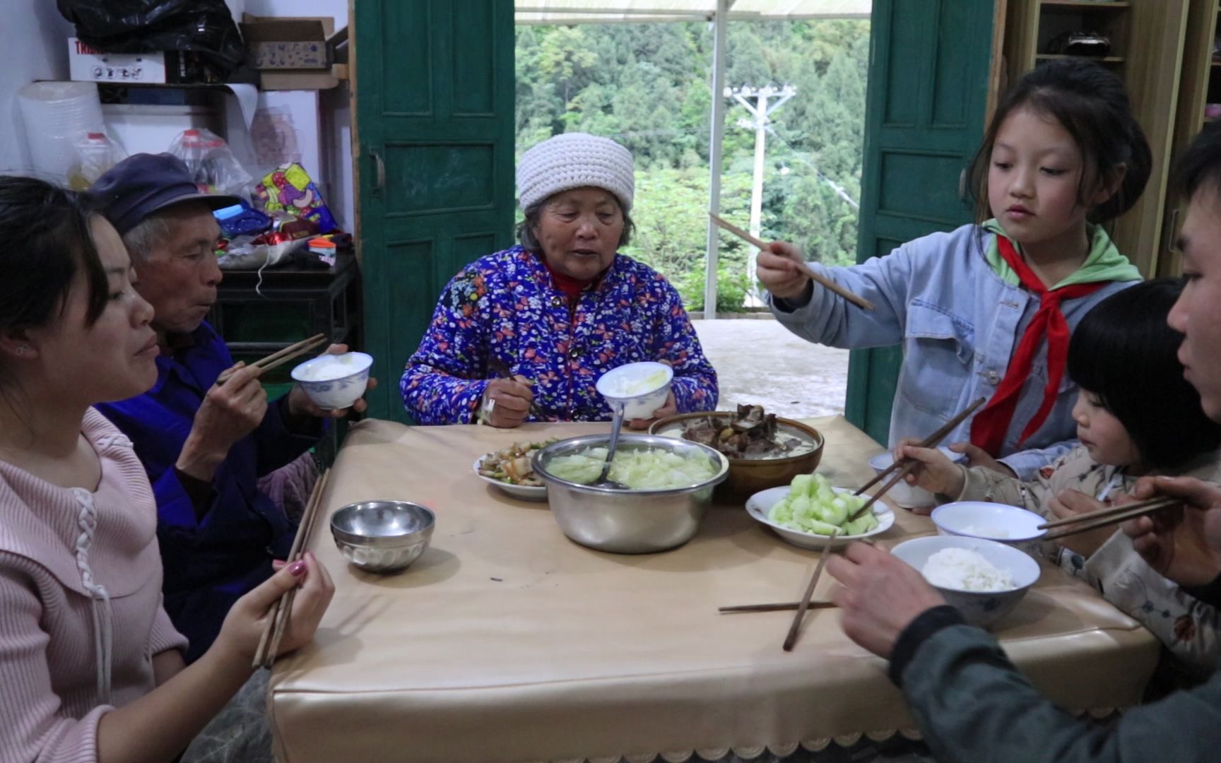 [图]奶奶不舒服住院了，离家不算远可以回家住，小凤晚餐炖了排骨