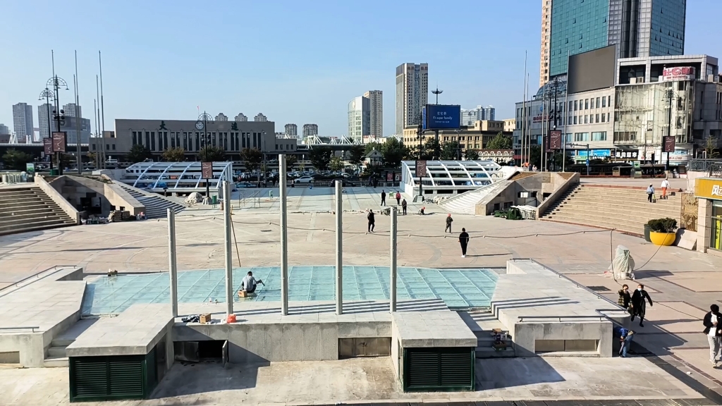 大连胜利广场快完工了,围挡拆了,希望能回到以前