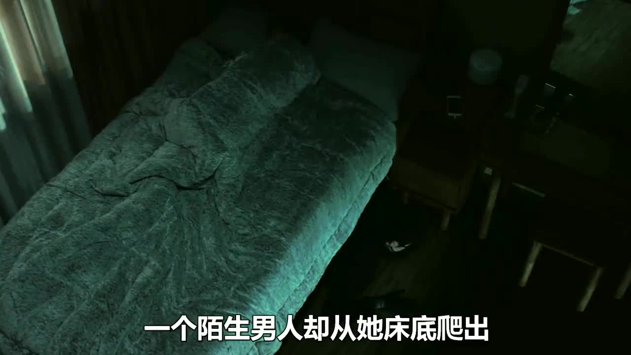 韩国恐怖片《门锁》:独居女孩深夜熟睡,床底竟爬出变态跟踪狂