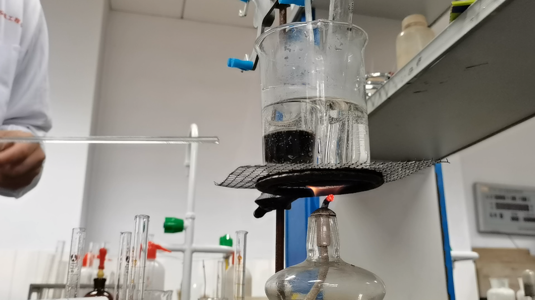 上实验课做的碘钟反应,没想到在我刚放下玻璃棒的时候就已经变色了