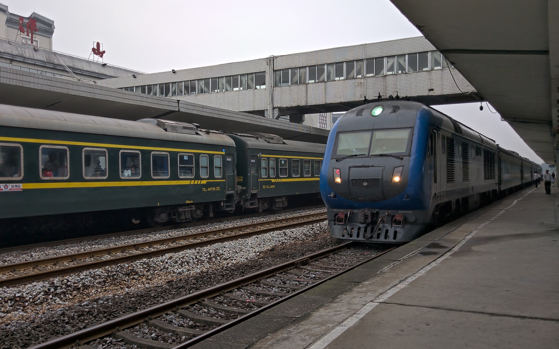 (nokia 9拍摄)〔广茂线〕特殊编组的k9049次列车(df11g 4*yz25g df11g