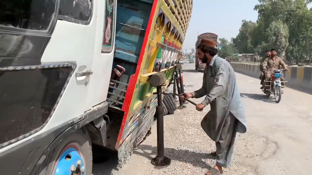 巴铁师傅维修趴窝在大马路上的卡车全过程