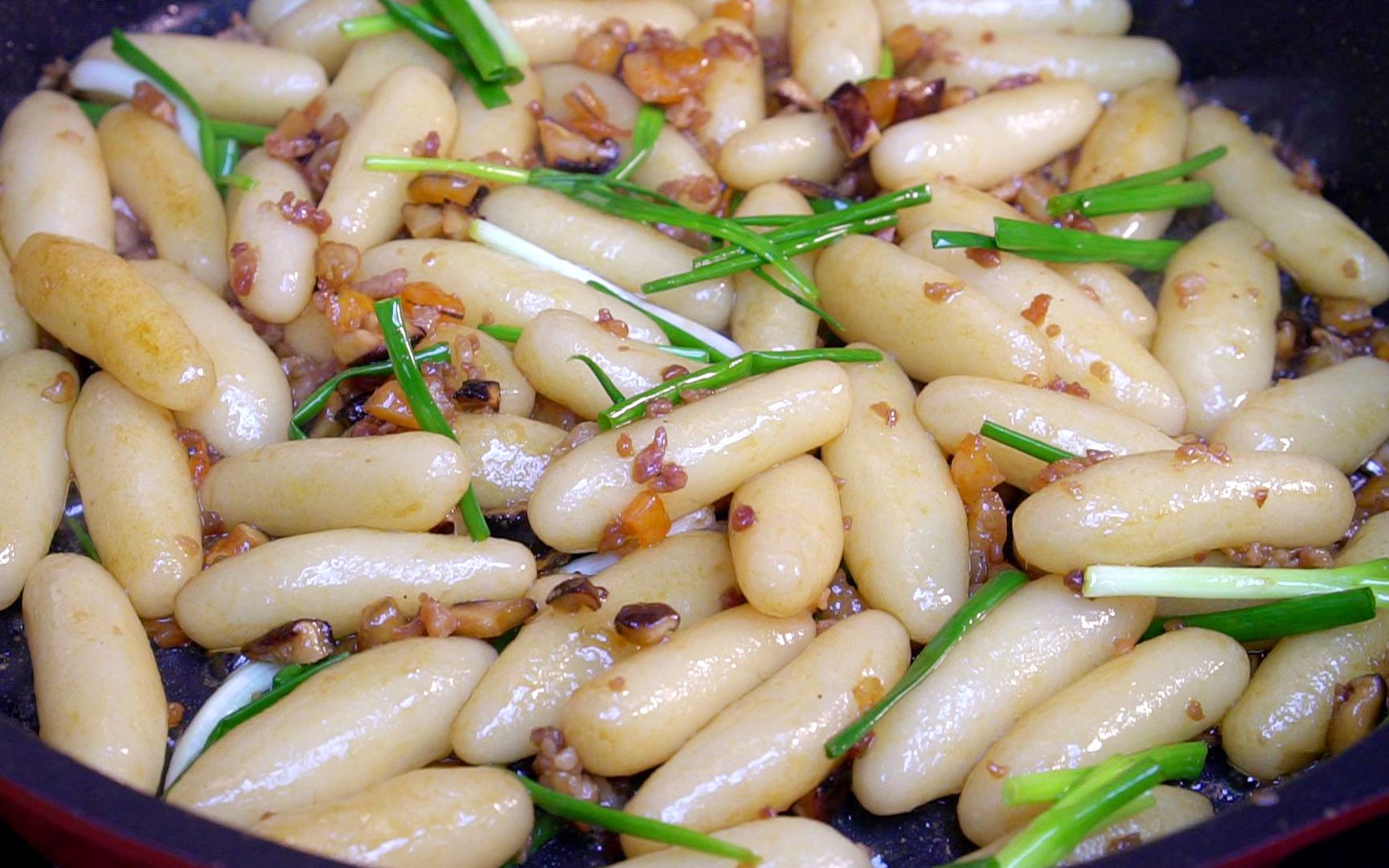 肉末炒土豆糕出锅咸香q糯好解馋很多人一次能吃三四碗我是马小坏