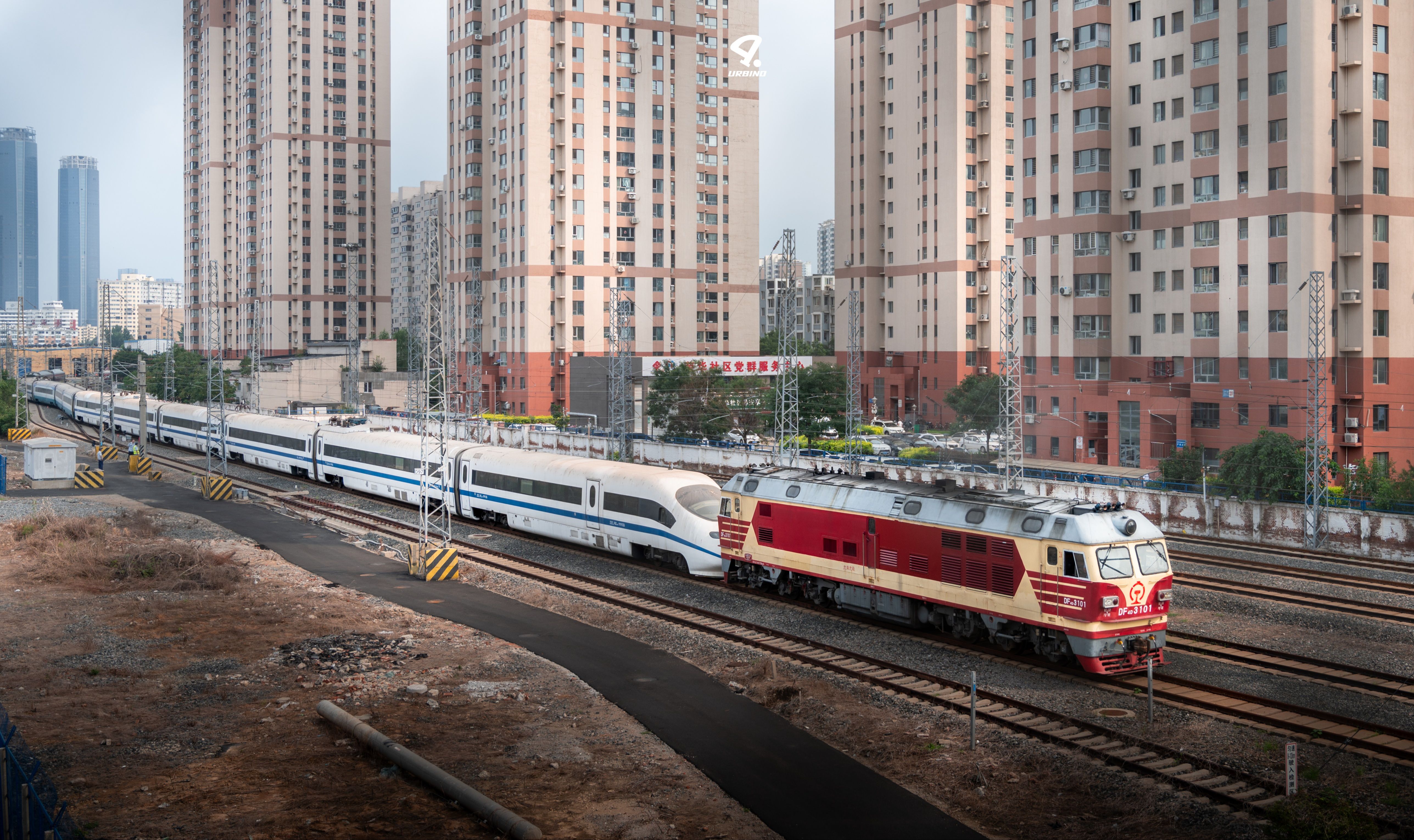 ss90200牵引通勤车通过正在进行调车作业的长白山号动车组