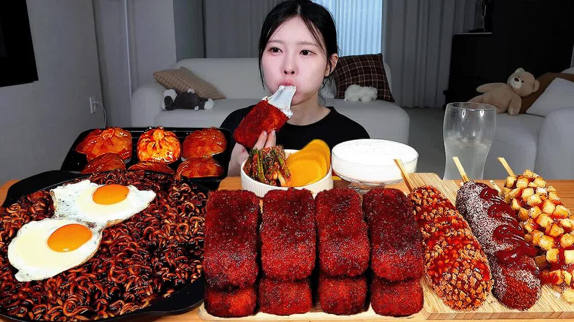 Sulgi 【Sulgi】ASMR吃播|自制炸酱面+芝士条+热狗🌭🍜🧀_哔哩哔哩_bilibili