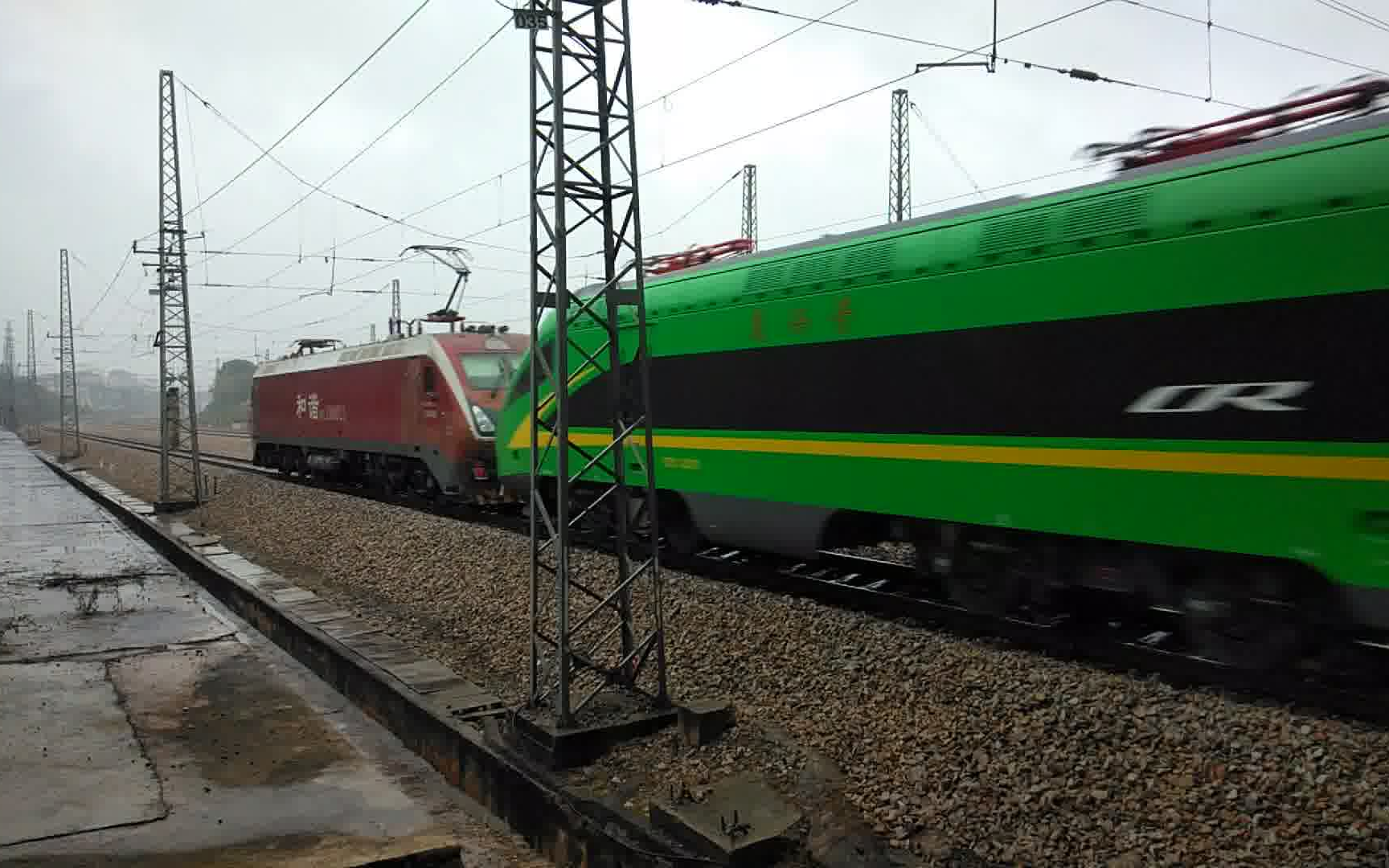 (震惊,娄底有绿巨人动车组了)hxd1d_0021牵引00113次回送cr200j型动车