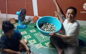 Tải video: 泰国人妖坤姐制作泰式臭鱼酱，传统制作方法