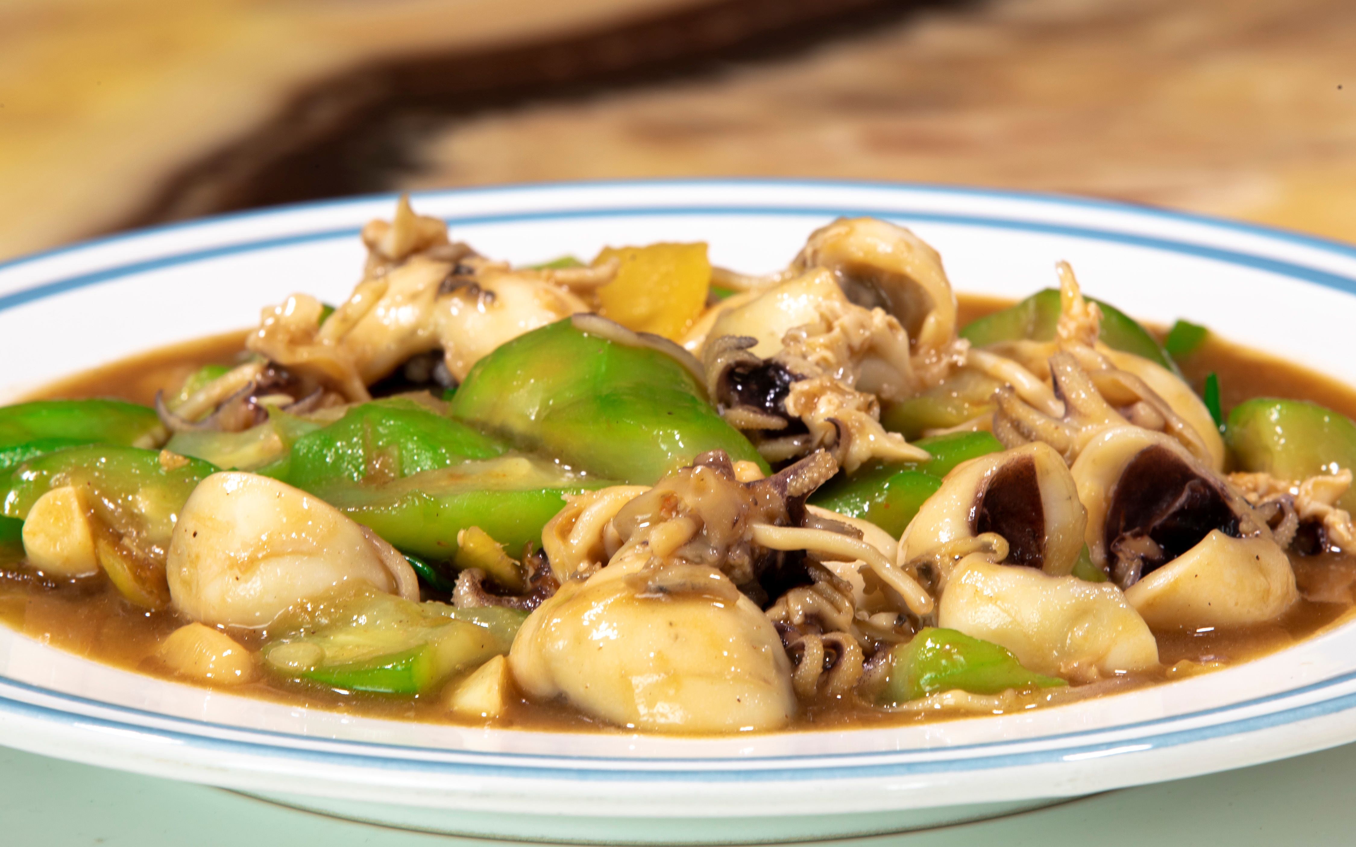 家庭版丝瓜炒墨鱼简单做法,丝瓜爽口墨鱼脆嫩清凉解暑适合夏天吃