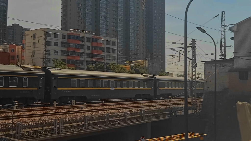 电力客车z274平等街立交桥正线通过