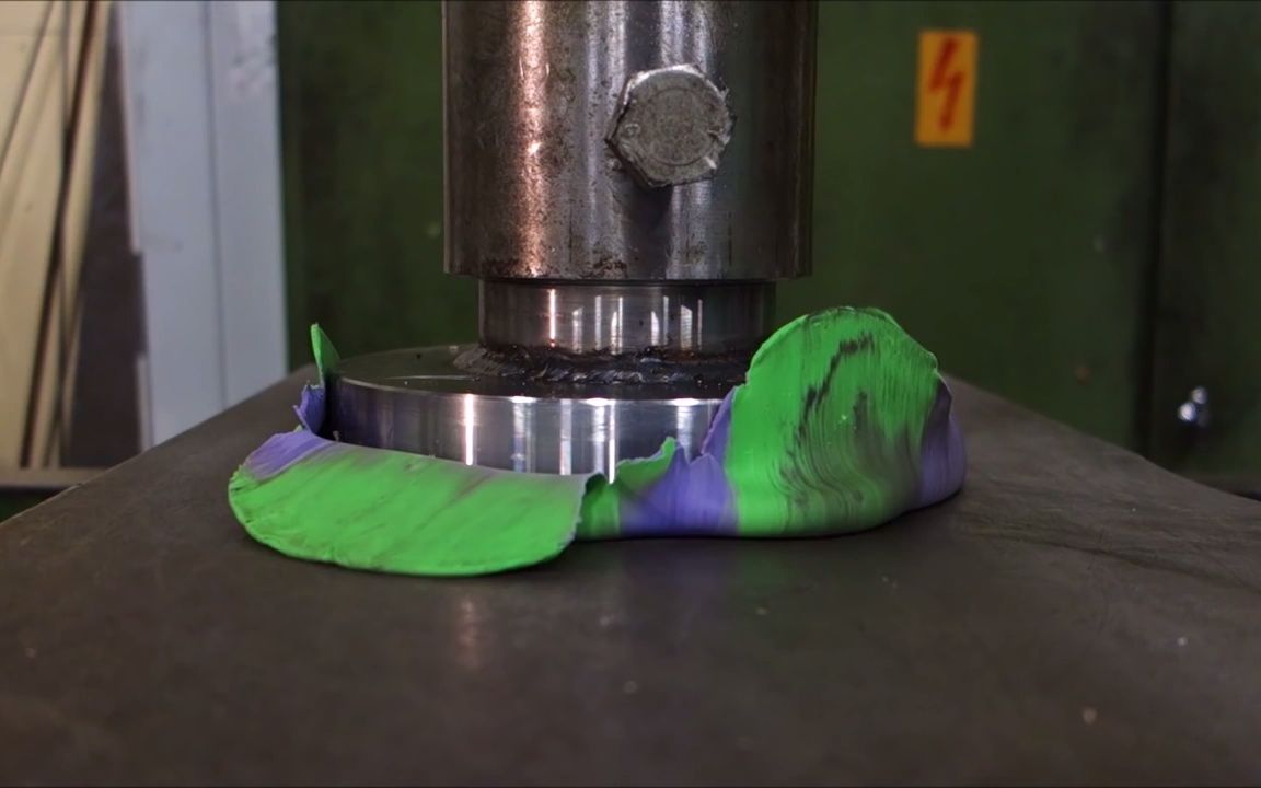 用液压机压碎各种各样的动物玩具