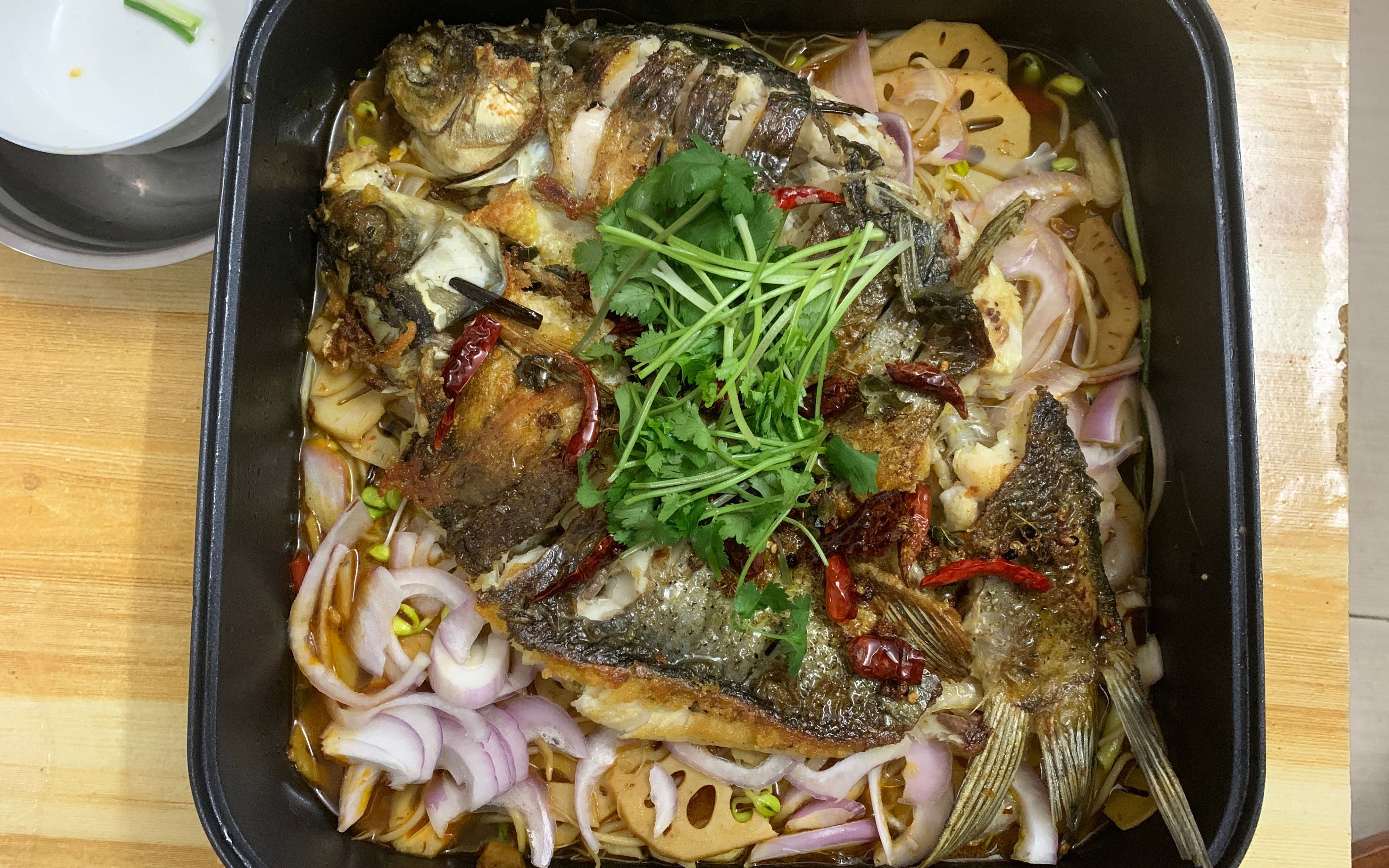 家庭版烤鱼满满一大锅,和姐夫喝一斤白酒,喝的真爽_哔哩哔哩_bilibili