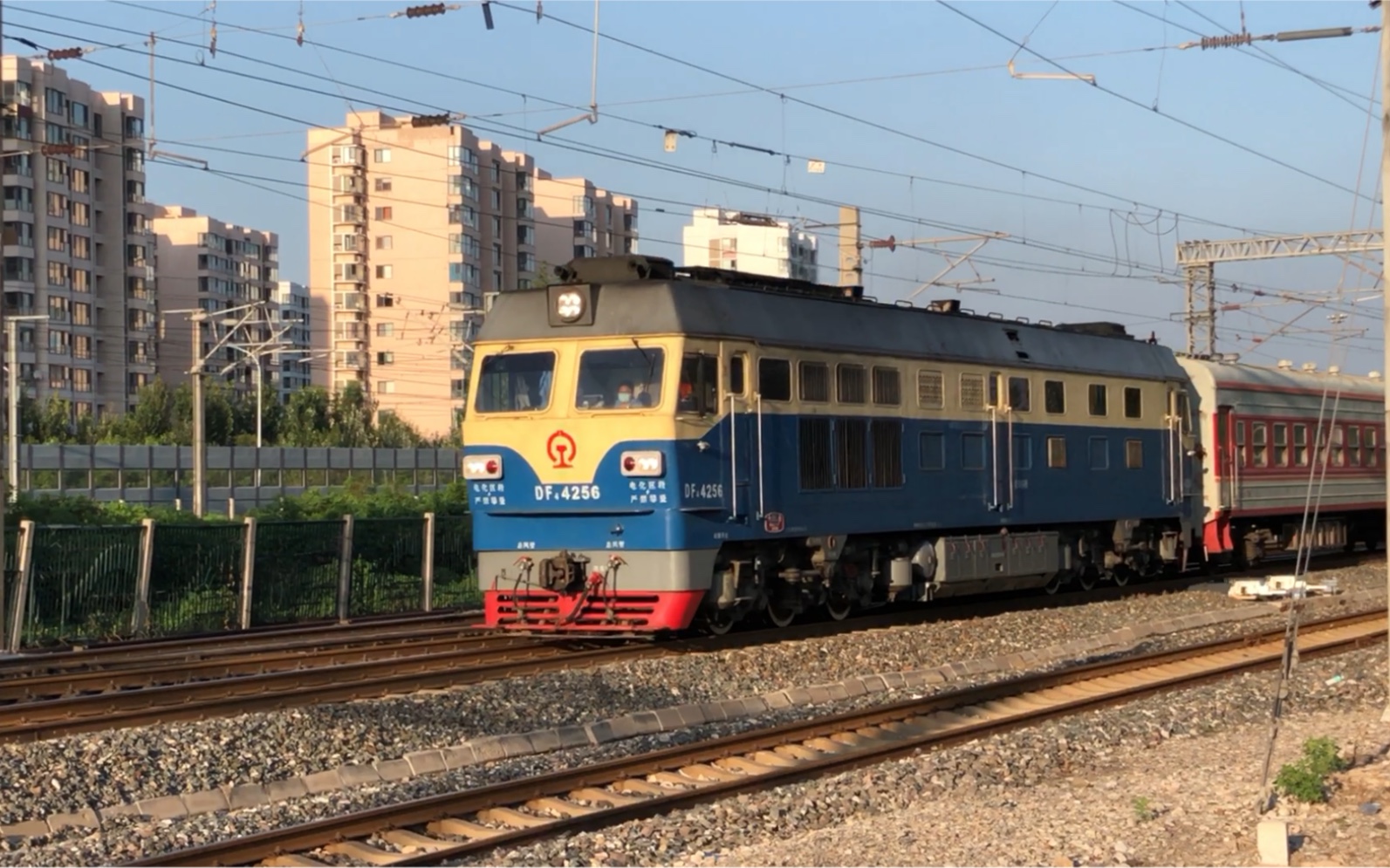 df4c4256京局怀段牵引长轨列车由津山线上行驶出张贵庄站去往天津站