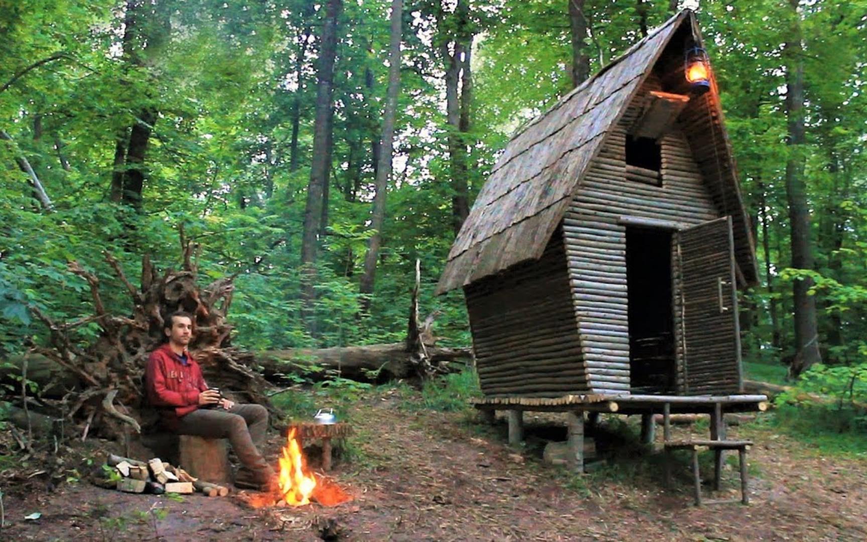 【原声】在野外丛林中搭建树皮瓦木屋,篝火烤鸡,煮山楂花茶.