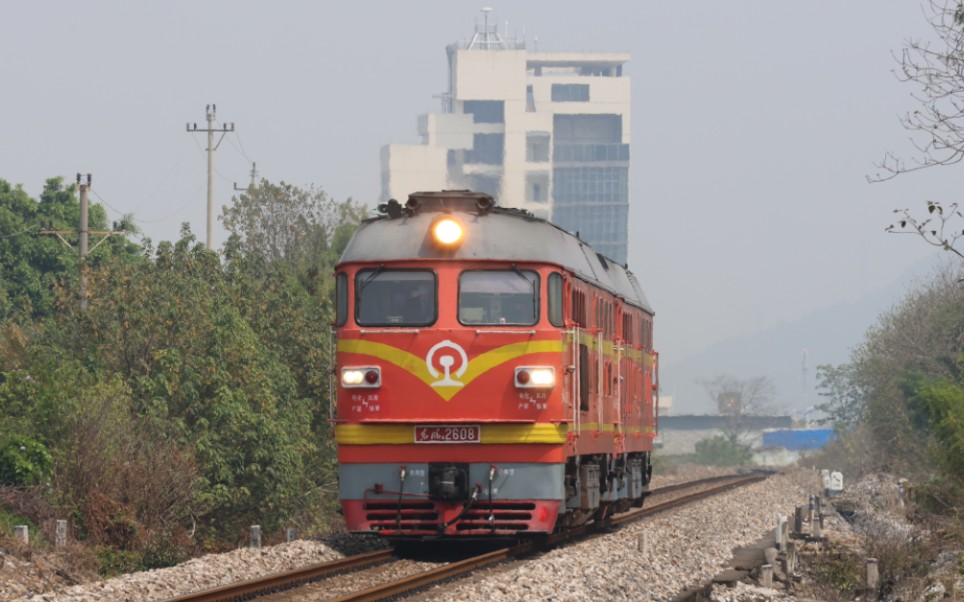 【铁路拍车】广铁广段df4b-2608,2668担当50001次通过原肇庆学院道口