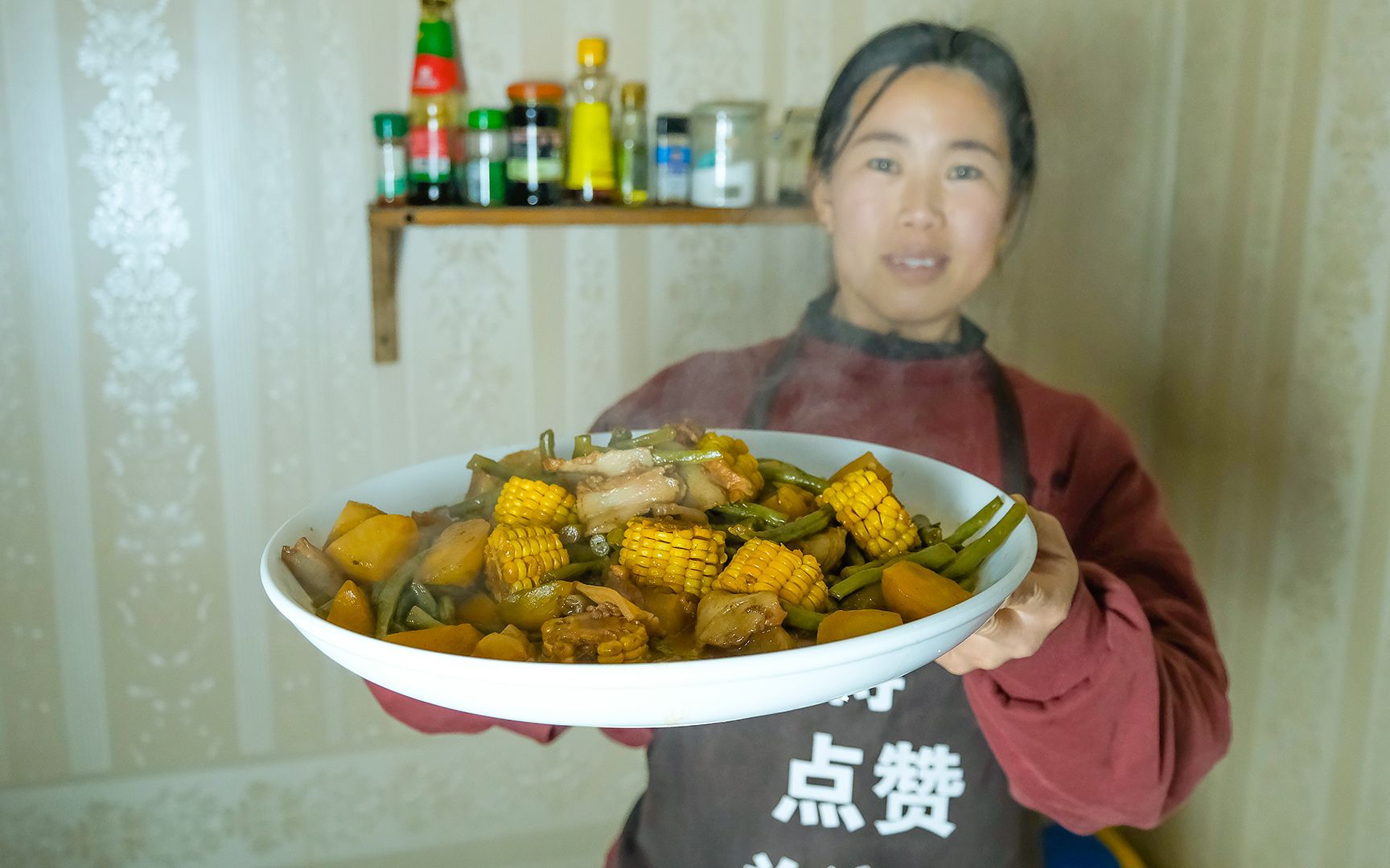 小勇做农家大乱炖,再蒸点发面花卷,味道浓香,上桌俩孩子抢的吃哔哩哔哩bilibili