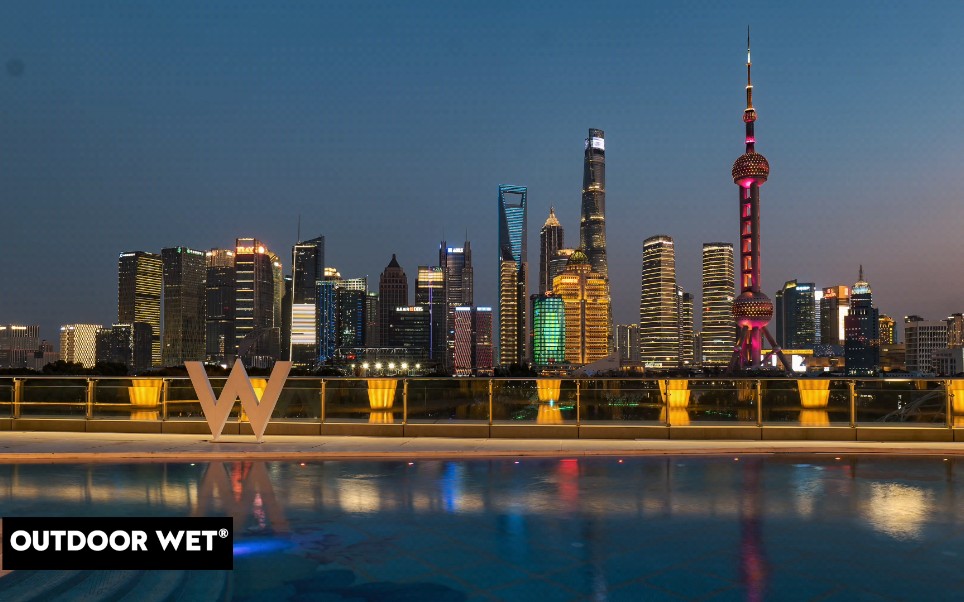 上海外滩w酒店的裙楼,泳池酒吧,与室外带有 "w" logo的露台,是上海